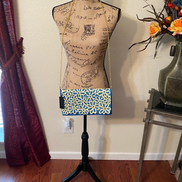 💙Daisy Floral Clutch💙 - Picture 2 of 10